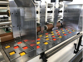 A caixa vincando e cortando ondulada da caixa da máquina morre cortador