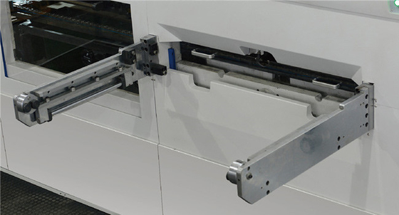 Máquina cortando vincando da caixa ondulada do leito