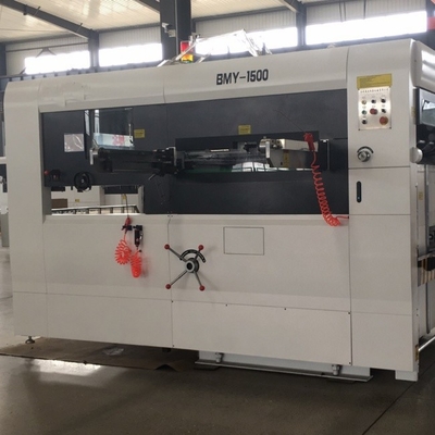 Máquina de corte de papelão corrugado branco/cinzento controlada por PLC