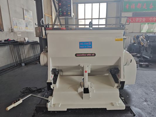 ML1500 Máquina semiautomática de corte a base de matrizes, com dimensão máxima de 1500 mm e quatro sistemas de segurança