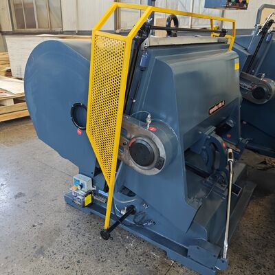 Quatro peças de segurança cartão ondulado máquina de corte de matriz com velocidade 20±2 Strokesmin e prensagem contínua corte modelo de tempo de atraso