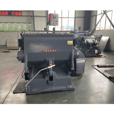 Máquina de corte de cartão corrugado de borracha com alimentação manual e opções de cores personalizáveis para versatilidade