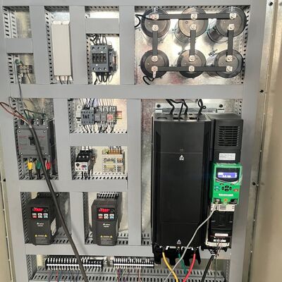 Linha de fabrico de placas onduladas de alta capacidade concebida para operação contínua, garantindo um desempenho e uma consistência de placas