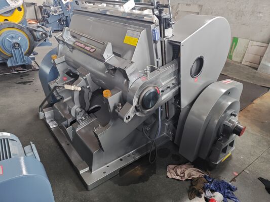 Máquina de Corte e Vinco Manual para Caixas de Papelão Ondulado ML1200 de Serviço Pesado com Tamanho de 1200 * 830 mm, Velocidade de 20 peças/min e Quatro Sistemas de Segurança